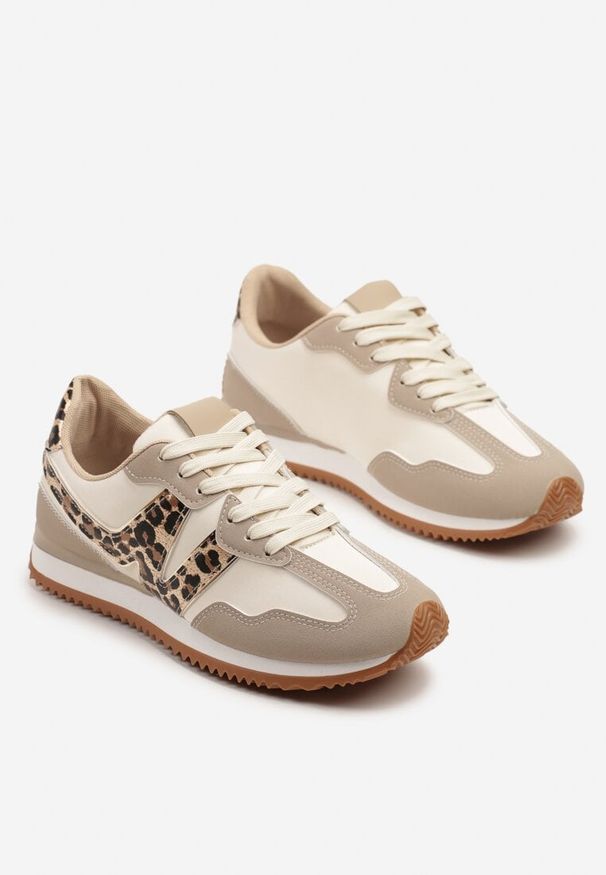 Born2be - Panterkowe Sneakersy z Metaliczną Lamówką i Geometrycznym Wzorem Tosvella. Okazja: na co dzień. Zapięcie: sznurówki. Materiał: jeans. Wzór: geometria