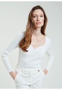Ochnik - Kremowy sweter z dekoltem w kształcie serca. Kolor: biały. Materiał: wiskoza. Długość rękawa: długi rękaw. Długość: długie