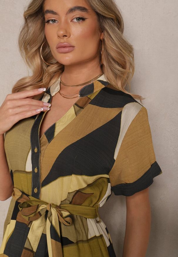 Renee - Zielona Wiskozowa Sukienka Koszulowa z Paskiem w Geometryczny Print Falintia. Okazja: na co dzień. Typ kołnierza: dekolt w kształcie V. Kolor: zielony. Materiał: wiskoza. Długość rękawa: krótki rękaw. Wzór: geometria, nadruk. Typ sukienki: koszulowe. Styl: klasyczny, casual