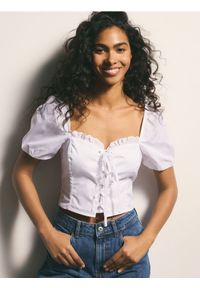 Reserved - Top z bufiastymi rękawami - biały. Kolor: biały. Materiał: bawełna. Długość: krótkie #1