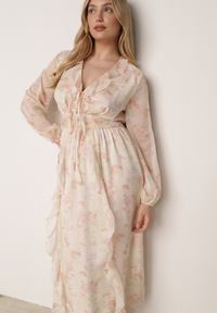 Born2be - Żółta Romantyczna Sukienka z Falbankami Wiązaniem i Wycięciami w Talii Rhelorin. Okazja: na co dzień. Typ kołnierza: kołnierz z falbankami. Kolor: żółty. Materiał: jeans, poliester. Styl: casual, klasyczny #1