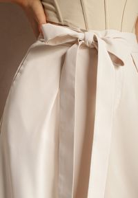Renee - Beżowe Eleganckie Spodnie w Garniturowym Stylu High Waist Ozdobione Paskiem w Talii Wenelsea. Okazja: do pracy. Stan: podwyższony. Kolor: beżowy. Długość: długie. Wzór: aplikacja. Styl: elegancki #3