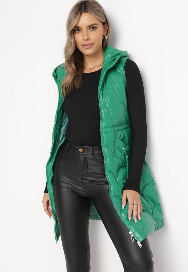 Born2be - Zielona Pikowana Kamizelka Bezrękawnik z Kapturem Zapinana na Zamek Amitri. Typ kołnierza: kaptur. Kolor: zielony. Długość rękawa: bez rękawów