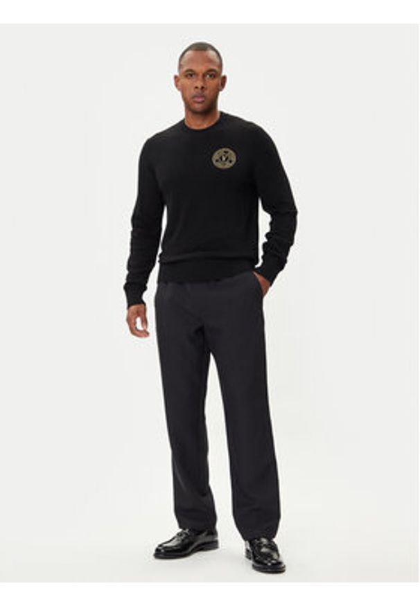 Versace Jeans Couture Sweter 79GAFM00 CMH81 Czarny Regular Fit. Kolor: czarny. Materiał: wiskoza