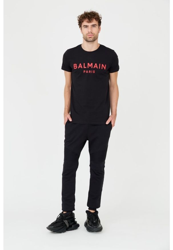 Balmain - BALMAIN Czarny męski T-shirt z czerwonym logo, Rozmiar XL. Kolor: czarny