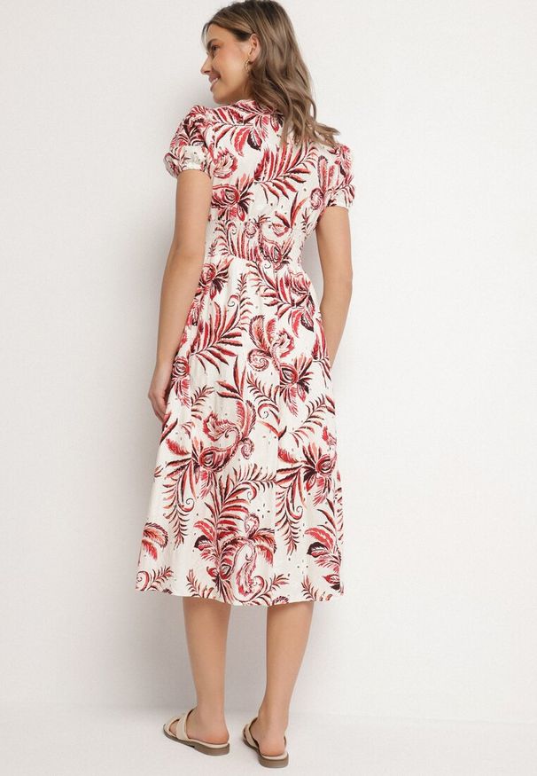 Born2be - Czerwona Rozkloszowana Sukienka z Dekoltem w Serek Zdobiona Roślinnym Wzorem Evilirae. Okazja: do pracy, na co dzień, na spotkanie biznesowe. Typ kołnierza: dekolt w serek. Kolor: czerwony. Wzór: aplikacja. Styl: biznesowy, casual