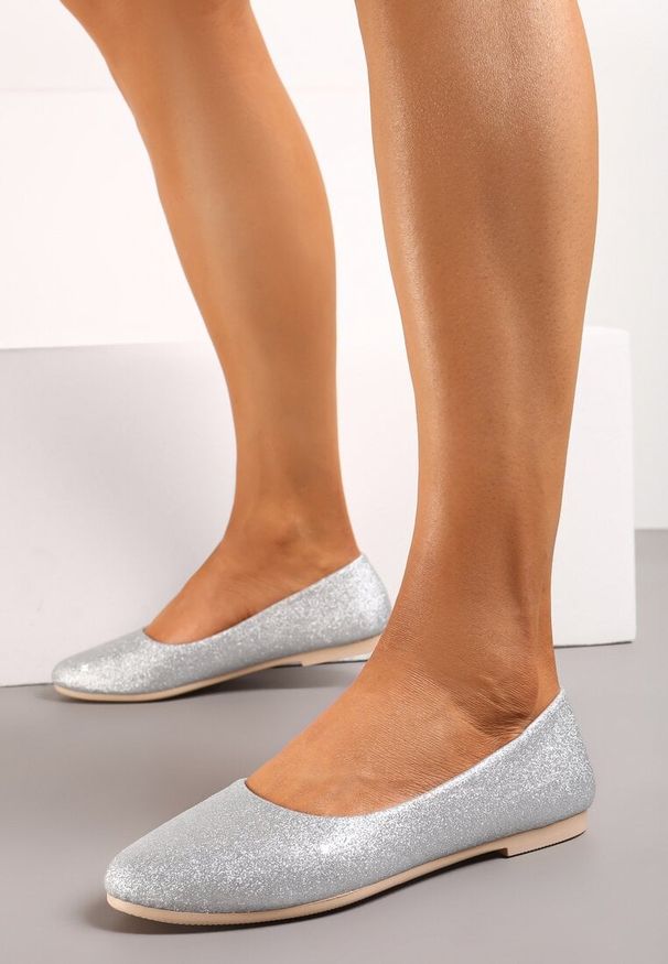 Born2be - Srebrne Płaskie Balerinki Pokryte Brokatowym Zdobieniem Qarneli. Okazja: na co dzień. Kolor: srebrny. Materiał: jeans. Wzór: aplikacja. Styl: casual, elegancki
