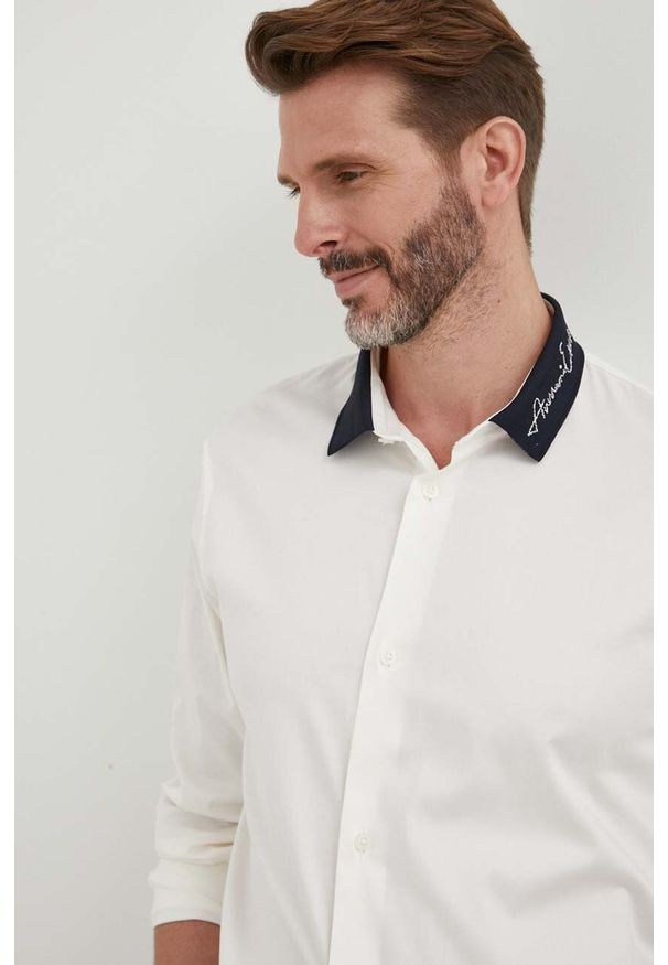 Armani Exchange koszula męska kolor beżowy regular z kołnierzykiem klasycznym. Typ kołnierza: kołnierzyk klasyczny. Kolor: beżowy. Materiał: tkanina. Styl: klasyczny