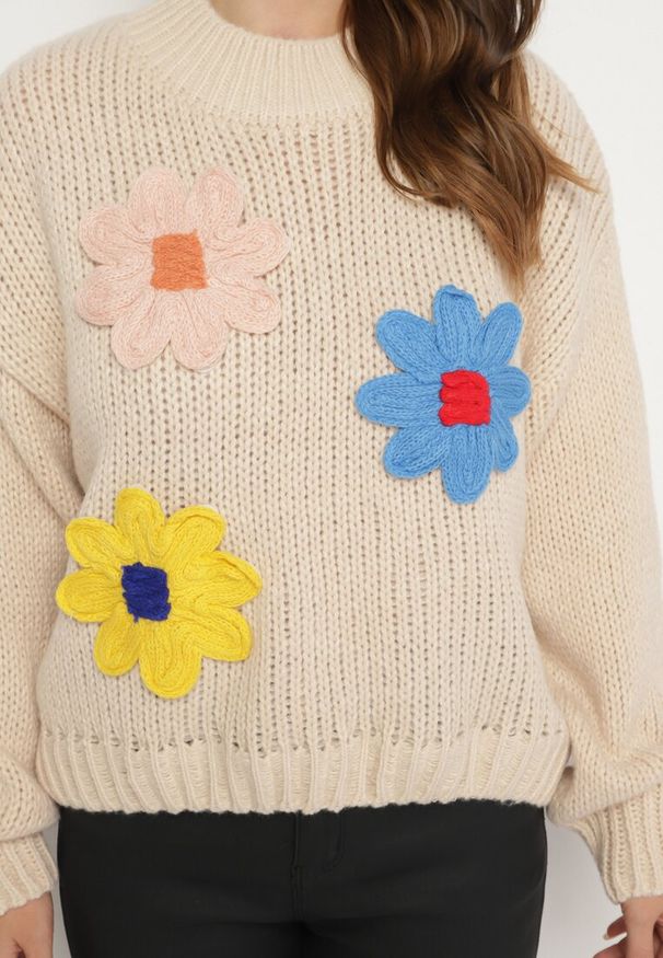 Born2be - Beżowy Sweter z Wiskozą Ozdobiony Kwiatami 3D Alabine. Okazja: na co dzień, na spacer. Kolor: beżowy. Materiał: wiskoza. Wzór: aplikacja, kwiaty. Styl: casual