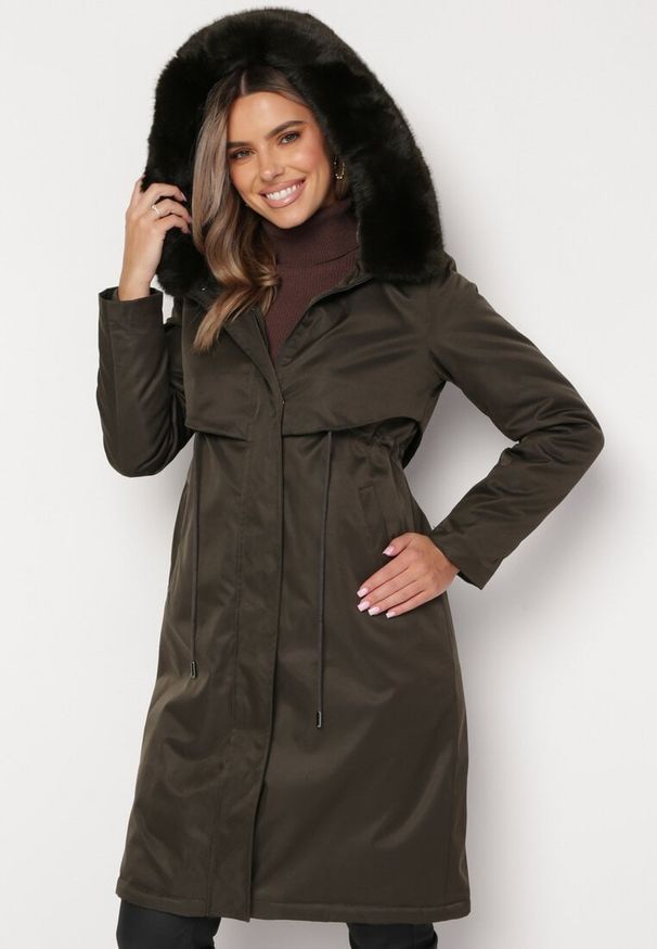 Born2be - Zielona Kurtka za Kolano ze Ściągaczem i Kapturem z Futerkiem Adoresa. Kolor: zielony. Materiał: futro