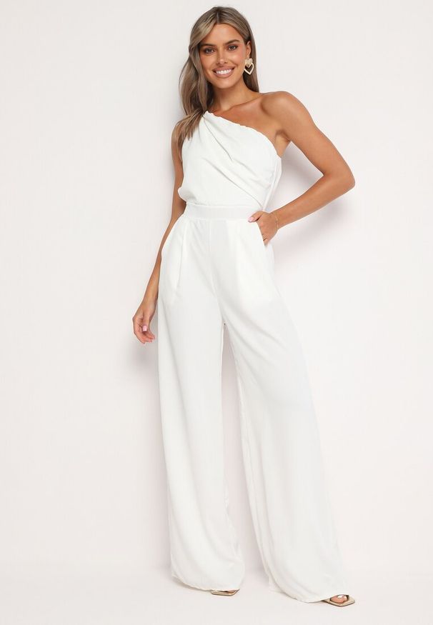 Born2be - Biały Kombinezon Asymetryczny na Jedno Ramię z Dwoma Kieszeniami Benama. Okazja: na randkę, na imprezę, na wesele, na ślub cywilny. Kolor: biały