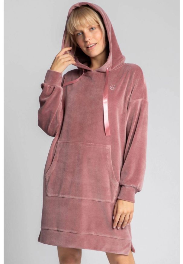 Sukienki.shop - Welurowa sukienka kangurka z kapturem bawełniana pudrowy róż. Okazja: na co dzień. Typ kołnierza: kaptur. Kolor: różowy. Materiał: bawełna, welur. Długość rękawa: długi rękaw. Wzór: haft. Typ sukienki: sportowe. Styl: casual, klasyczny, sportowy