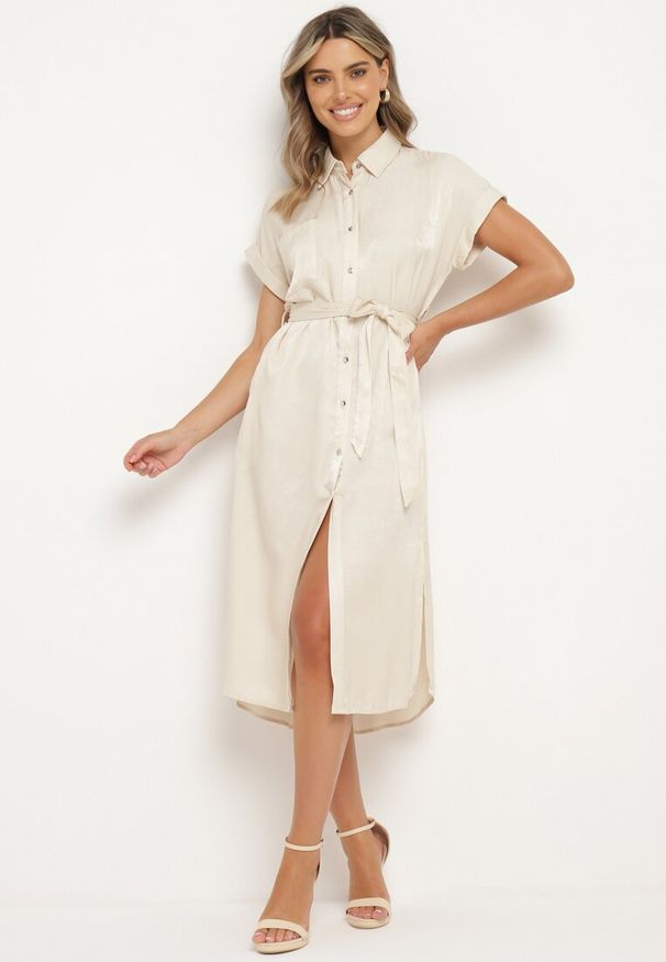 Born2be - Beżowa Sukienka Koszulowa Zapinana na Guziki z Rozcięciem Wiązana Materiałowym Paskiem Nestari. Typ kołnierza: dekolt w kształcie V. Kolor: beżowy. Materiał: materiał. Długość rękawa: krótki rękaw. Typ sukienki: koszulowe. Styl: elegancki