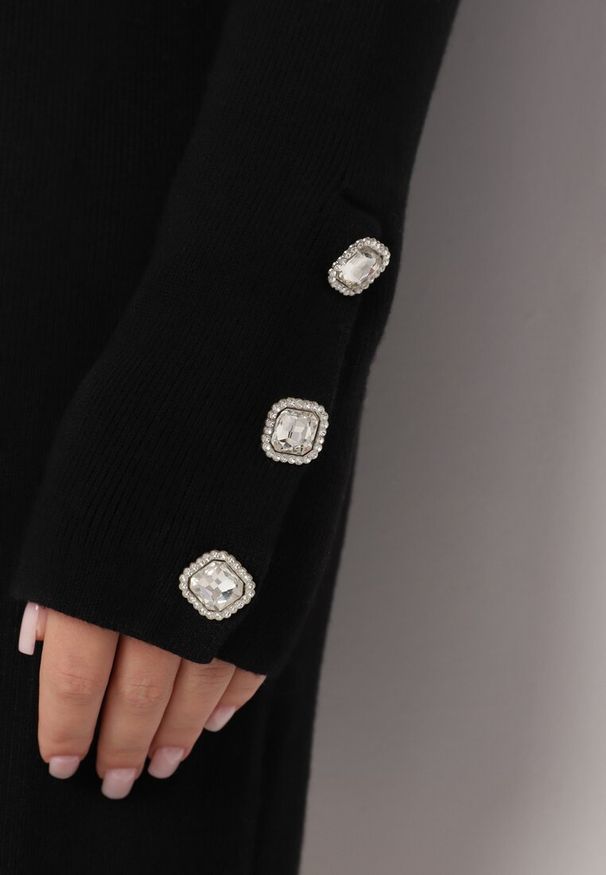 Born2be - Czarna Sukienka z Golfem Bawełną i Wełną Ozdobiona Guzikami Ilathor. Okazja: na co dzień. Typ kołnierza: golf. Kolor: czarny. Materiał: wełna, bawełna. Długość rękawa: długi rękaw. Wzór: aplikacja. Typ sukienki: proste. Styl: klasyczny, casual, elegancki