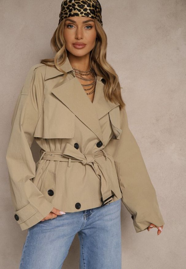Renee - Beżowa Dwurzędowa Kurtka w Stylu Trencza o Krótkim Kroju z Paskiem Stellis. Okazja: na co dzień. Kolor: beżowy. Materiał: jeans, poliester. Długość: krótkie. Styl: klasyczny, casual