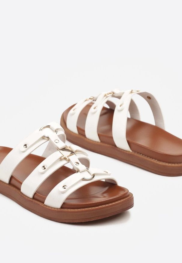 Born2be - Białe Klapki z Paskami Zdobionymi Metalicznymi Aplikacjami Lisandrea. Okazja: na co dzień. Kolor: biały. Materiał: jeans, len. Wzór: aplikacja. Obcas: na obcasie. Styl: casual, elegancki