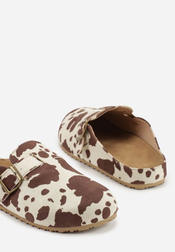 Born2be - Brązowe Klapki Typu Mule w Krowie Łaty z Imitacji Zamszu z Paskiem z Klamerką Anevitta. Okazja: na spacer, na co dzień. Kolor: brązowy. Materiał: zamsz. Styl: elegancki, casual, klasyczny