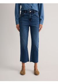 Reserved - Jeansy flare petite - niebieski. Kolekcja: petite. Kolor: niebieski