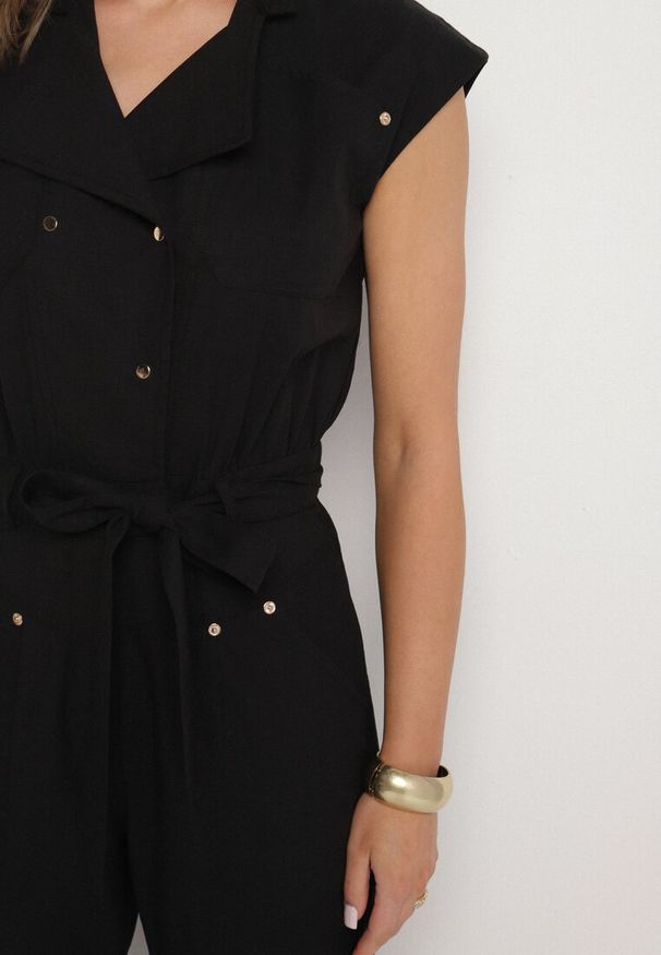 Born2be - Czarny Kombinezon z Wiskozą o Koszulowym Kroju z Wiązanym Paskiem i Napami Sepalisa. Okazja: na spotkanie biznesowe, do pracy, na co dzień. Kolor: czarny. Materiał: wiskoza. Długość rękawa: krótki rękaw. Długość: krótkie. Styl: casual, biznesowy