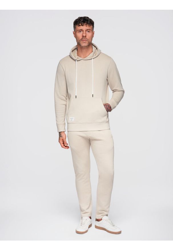 Ombre Clothing - Komplet dresowy męski set bluza z kapturem + spodnie regular fit - beżowy V1 - Rozmiar: L. Okazja: na co dzień, na spacer. Typ kołnierza: kaptur. Kolor: beżowy. Materiał: dresówka. Wzór: aplikacja. Styl: casual, sportowy
