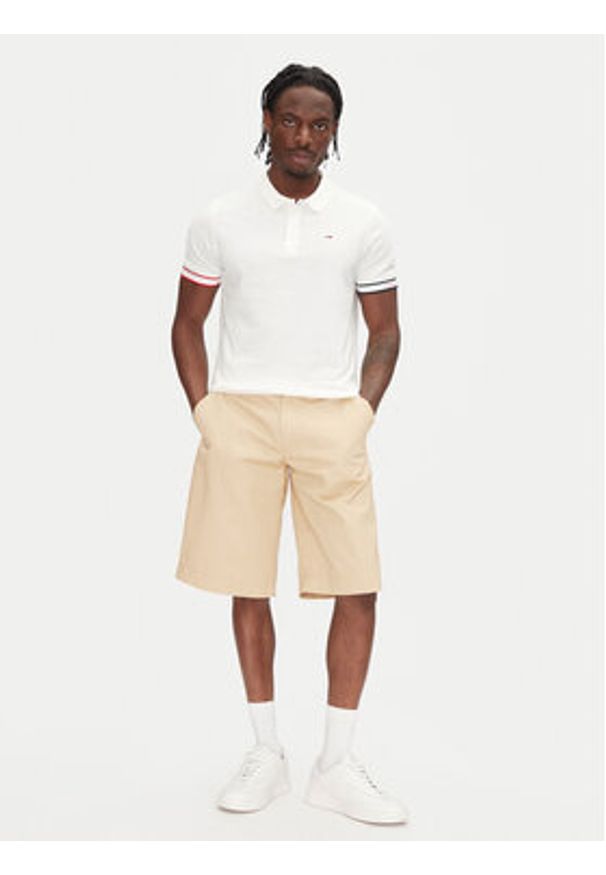 Tommy Jeans Polo Flag Cuff DM0DM21306 Écru Slim Fit. Typ kołnierza: polo. Kolor: kremowy. Materiał: bawełna