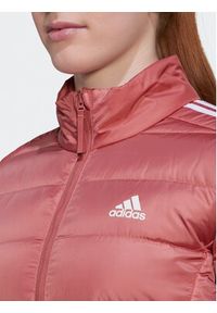 Adidas - adidas Kurtka puchowa Essentails Down HK4663 Czerwony Slim Fit. Kolor: czerwony. Materiał: syntetyk