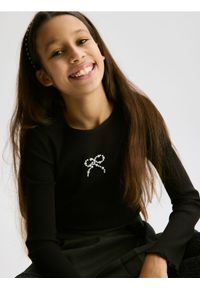 Reserved - Prążkowana koszulka z aplikacją - czarny. Kolor: czarny. Materiał: prążkowany. Wzór: aplikacja #1