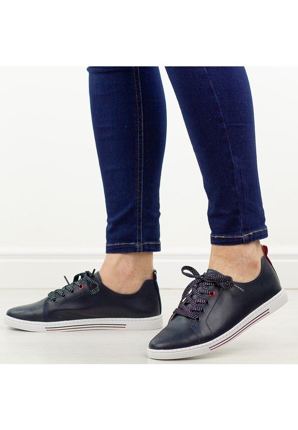Granatowe skórzane półbuty, tenisówki damskie S.Barski 268R. Kolor: niebieski. Materiał: skóra. Szerokość cholewki: normalna. Sezon: jesień, wiosna, lato. Styl: klasyczny