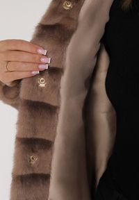 Born2be - Jasnobrązowa Futrzana Kurtka z Nieodpinanym Kapturem i Paskiem Zetova. Okazja: na co dzień. Kolor: brązowy. Materiał: futro. Styl: klasyczny, casual, elegancki #3