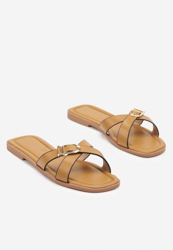 Born2be - Jasnobrązowe Klapki Ozdobione Paskami i Klamrą Sanoriella. Okazja: na co dzień. Kolor: brązowy. Materiał: jeans. Wzór: aplikacja. Sezon: lato. Styl: wizytowy, elegancki, casual