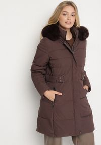Born2be - Brązowa Pikowana Kurtka z Kapturem z Futrem i Paskiem w Talii Acendria. Okazja: na co dzień. Typ kołnierza: kaptur. Kolekcja: plus size. Kolor: brązowy. Materiał: futro. Styl: casual, klasyczny #2