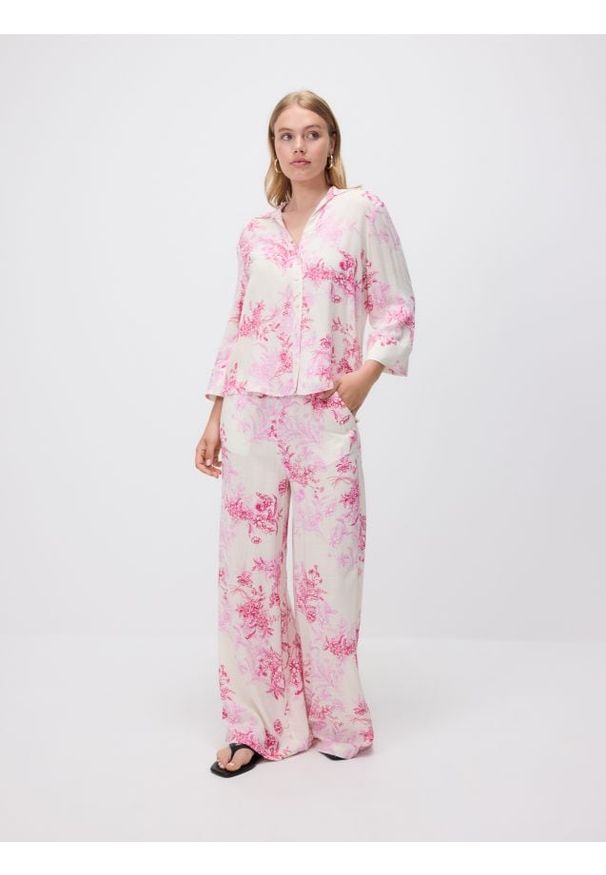 Reserved - Wzorzyste spodnie z wiskozy - różowy. Kolor: różowy. Materiał: wiskoza