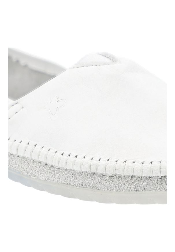 Białe Baleriny Maciejka Wsuwane Skórzane Obuwie Damskie. Okazja: na co dzień. Zapięcie: bez zapięcia. Kolor: biały. Materiał: skóra. Sezon: wiosna, lato. Styl: casual, elegancki, klasyczny