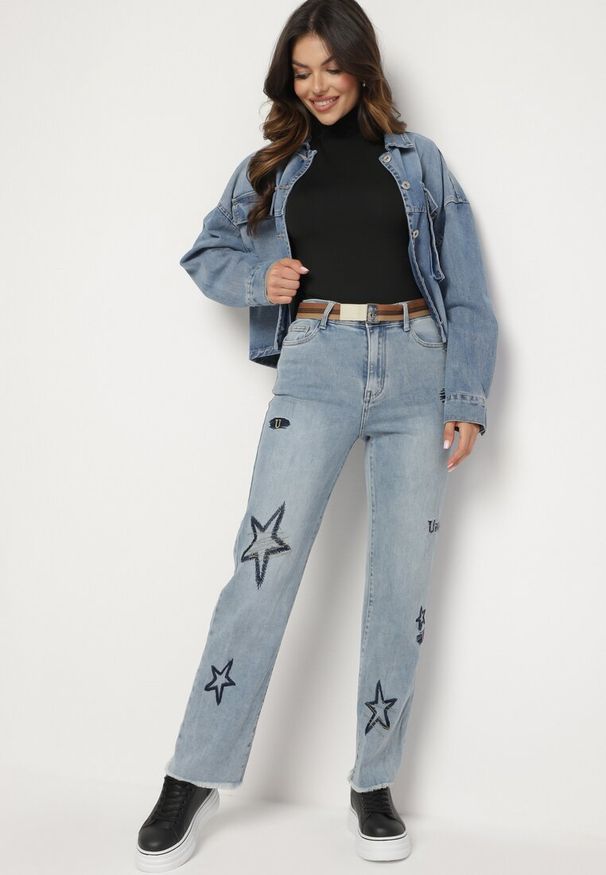 Born2be - Jasnoniebieskie Jeansy z Szerokimi Nogawkami i Ozdobnymi Haftami Silinnga. Okazja: na co dzień. Kolor: niebieski. Wzór: haft. Styl: casual, retro, elegancki