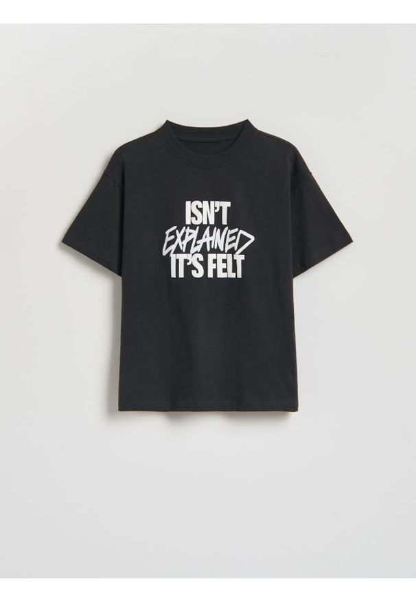 Reserved - Bawełniany t-shirt z nadrukiem - czarny. Kolor: czarny. Materiał: bawełna. Wzór: nadruk