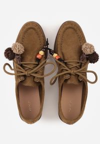 Renee - Ciemnobeżowe Mokasyny VICES ze Skórzaną Wkładką i Pomponami Loraerin. Nosek buta: okrągły. Kolor: beżowy. Materiał: skóra. Wzór: aplikacja. Obcas: na obcasie. Wysokość obcasa: niski #9