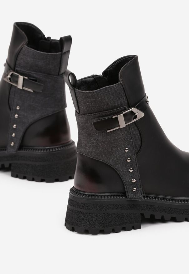 Born2be - Czarno-Czerwone Botki z Metalową Klamrą i Nitami Aloriana. Okazja: na uczelnię, na co dzień. Zapięcie: klamry. Kolor: czarny. Materiał: jeans. Wzór: kolorowy. Styl: elegancki, casual, rockowy