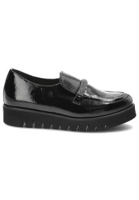 Czarne Półbuty Armodo Eleganckie Buty Damskie. Okazja: na spacer, na spotkanie biznesowe. Zapięcie: pasek. Kolor: czarny. Materiał: lakier, skóra. Wzór: aplikacja. Obcas: na platformie. Styl: elegancki