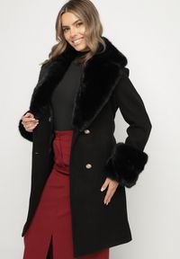 Born2be - Czarny Elegancki Płaszcz o Dwurzędowym Kroju z Futerkiem Landrie. Okazja: na co dzień. Kolor: czarny. Materiał: futro. Styl: elegancki #4