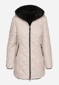 Born2be - Beżowa Pikowana Kurtka Dwustronna z Kapturem i Futerkiem Rinaresa. Okazja: na co dzień. Typ kołnierza: kaptur. Kolor: beżowy. Materiał: futro. Styl: elegancki, casual #7