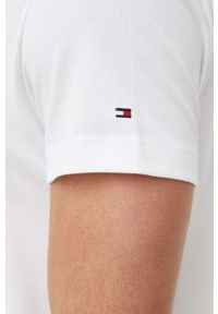 TOMMY HILFIGER - Tommy Hilfiger t-shirt bawełniany kolor biały z aplikacją. Kolor: biały. Materiał: bawełna. Długość rękawa: krótki rękaw. Długość: krótkie. Wzór: aplikacja. Styl: klasyczny #3