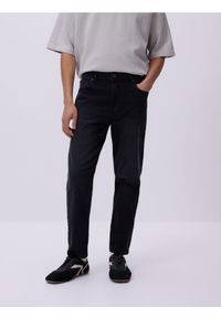 Reserved - Jeansy carrot slim z efektem sprania - czarny. Kolor: czarny #1