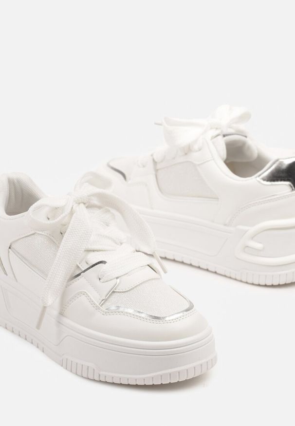 Born2be - Białe Sneakersy na Grubej Tłoczonej Podeszwie Deoliera. Okazja: na co dzień. Nosek buta: okrągły. Kolor: biały. Materiał: jeans. Wzór: gładki