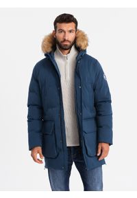 Ombre Clothing - Długa ocieplana męska kurtka parka z rozpinanym dołem – granatowa V5 OM-JALJ-0184 - XXL. Typ kołnierza: kołnierzyk stójkowy. Kolor: niebieski. Materiał: guma, futro, poliester, syntetyk, materiał, tkanina. Długość: długie. Wzór: aplikacja, gładki #4