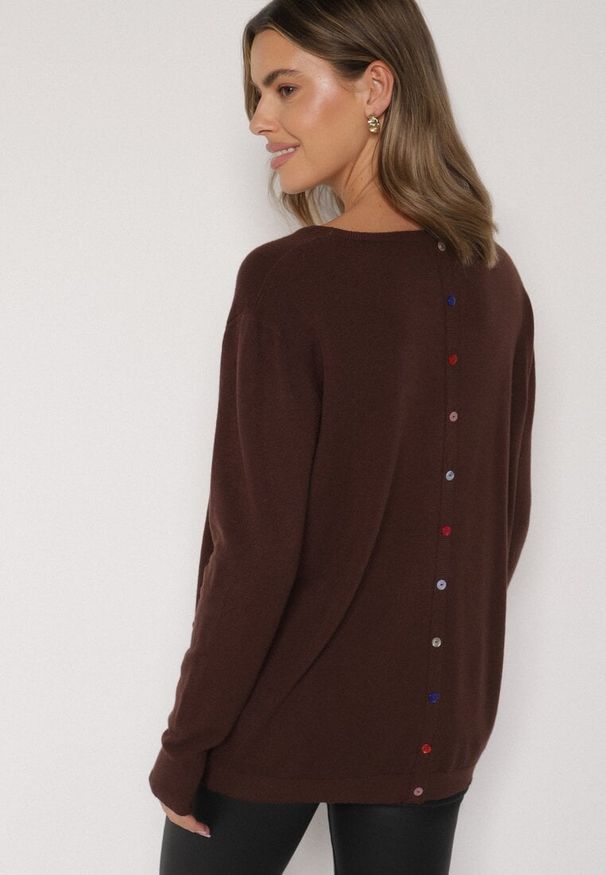 Born2be - Brązowy Sweter z Kaszmirem i Ozdobnymi Kieszeniami Sanarea. Okazja: na spacer, na co dzień. Kolor: brązowy. Materiał: kaszmir. Długość rękawa: długi rękaw. Długość: długie. Styl: elegancki, casual, klasyczny