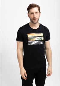 Volcano - T-shirt z printem T-RELI. Kolekcja: plus size. Kolor: czarny. Materiał: materiał. Długość rękawa: krótki rękaw. Długość: krótkie. Wzór: nadruk. Styl: sportowy #1