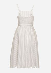 Born2be - Biała Sukienka z Wiskozą ze Wzorem Pasków Dolereia. Okazja: na co dzień. Kolor: biały. Materiał: wiskoza. Długość rękawa: na ramiączkach. Styl: klasyczny, casual. Długość: midi #2