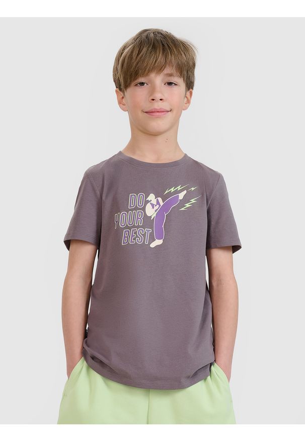 4f - 4F T-shirt regular z nadrukiem chłopięcy - szary 134 (8-9 lat). Okazja: na co dzień. Kolor: szary. Materiał: jersey, bawełna, dzianina. Długość rękawa: krótki rękaw. Długość: krótkie. Wzór: nadruk. Sezon: lato. Styl: casual, klasyczny, sportowy