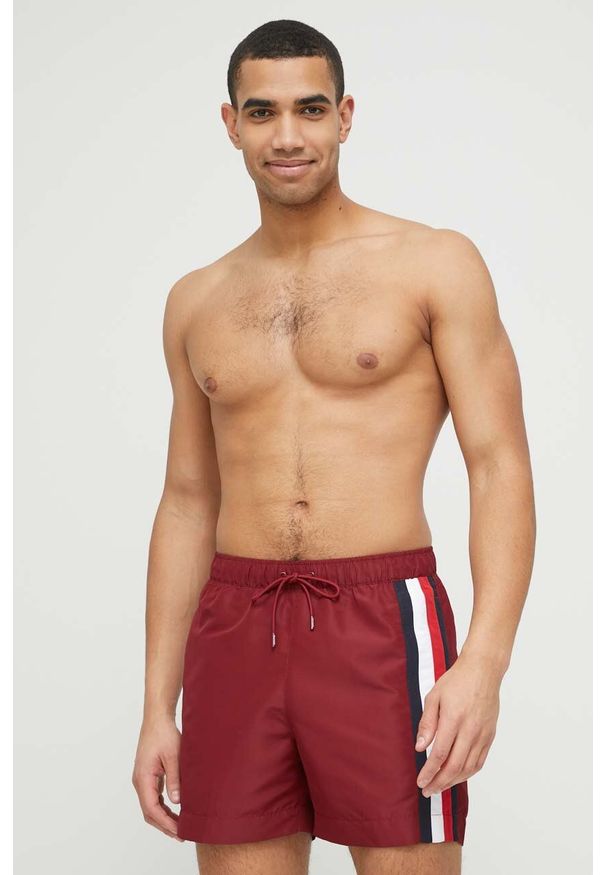 TOMMY HILFIGER - Tommy Hilfiger szorty kąpielowe kolor bordowy. Kolor: czerwony. Materiał: tkanina, poliester