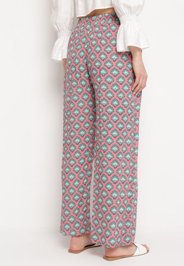 Born2be - Fuksjowo-Zielone Spodnie z Wiskozy w Mozaikowy Wzór z Gumką w Pasie Rivan. Okazja: na co dzień. Stan: podwyższony. Kolor: różowy. Materiał: wiskoza. Styl: casual, elegancki